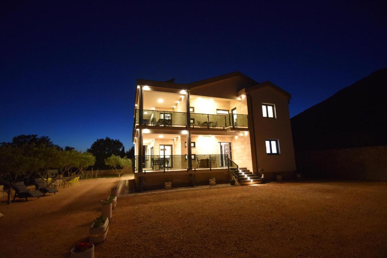 Villa Apartments Filip Starigrad Paklenica Buitenkant foto