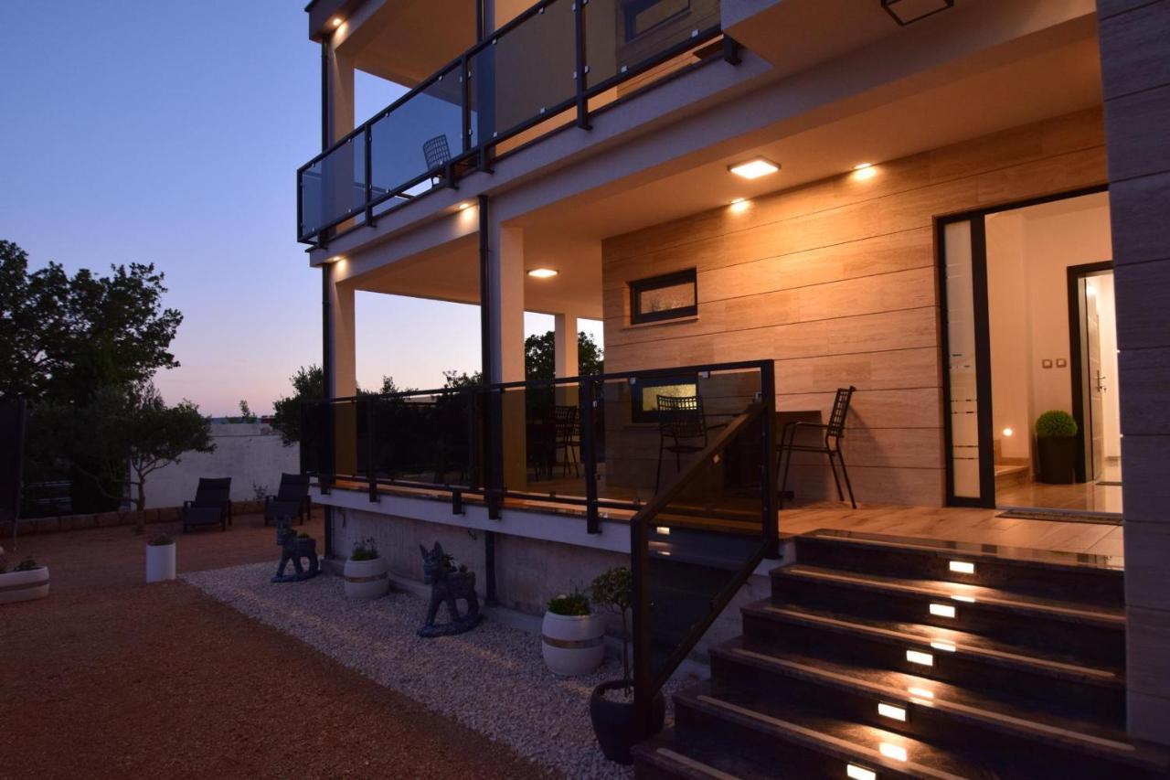 Villa Apartments Filip Starigrad Paklenica Buitenkant foto