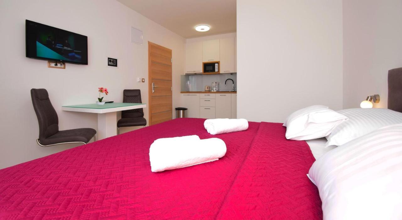 Villa Apartments Filip Starigrad Paklenica Buitenkant foto