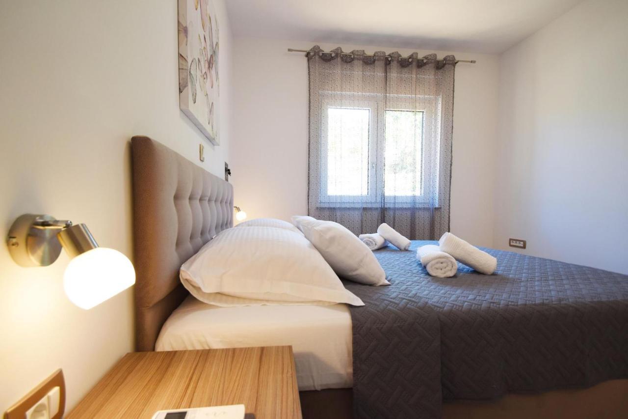 Villa Apartments Filip Starigrad Paklenica Buitenkant foto