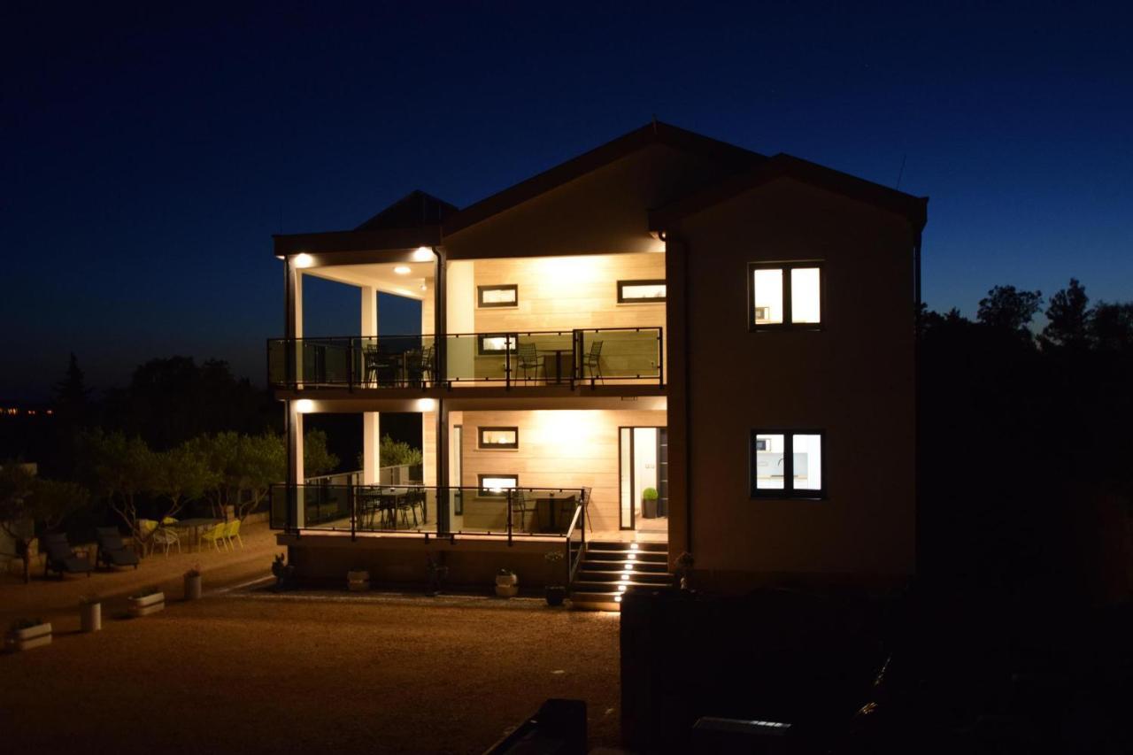 Villa Apartments Filip Starigrad Paklenica Buitenkant foto