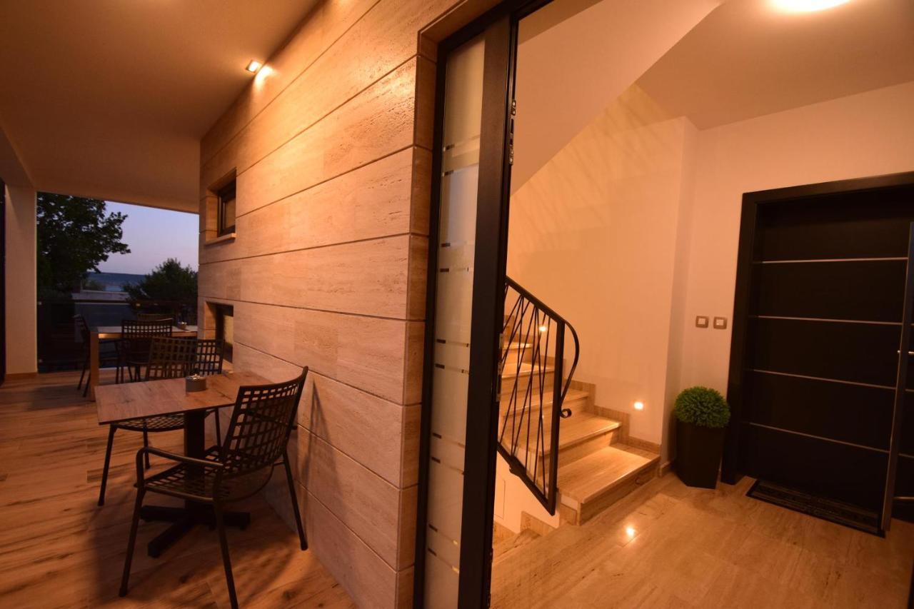 Villa Apartments Filip Starigrad Paklenica Buitenkant foto