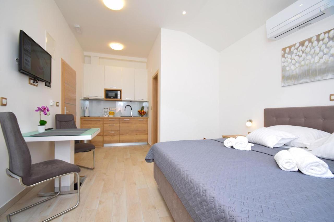 Villa Apartments Filip Starigrad Paklenica Buitenkant foto