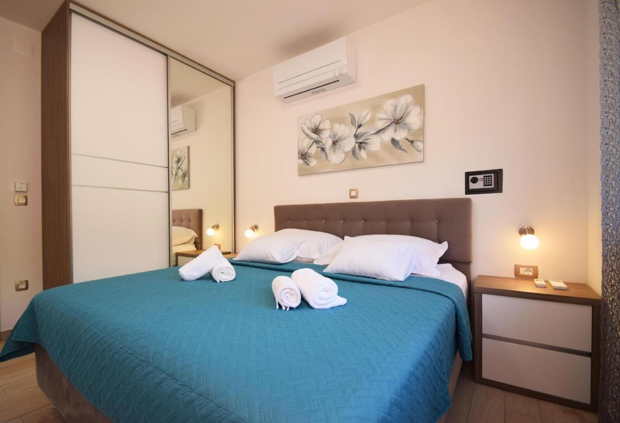 Villa Apartments Filip Starigrad Paklenica Buitenkant foto
