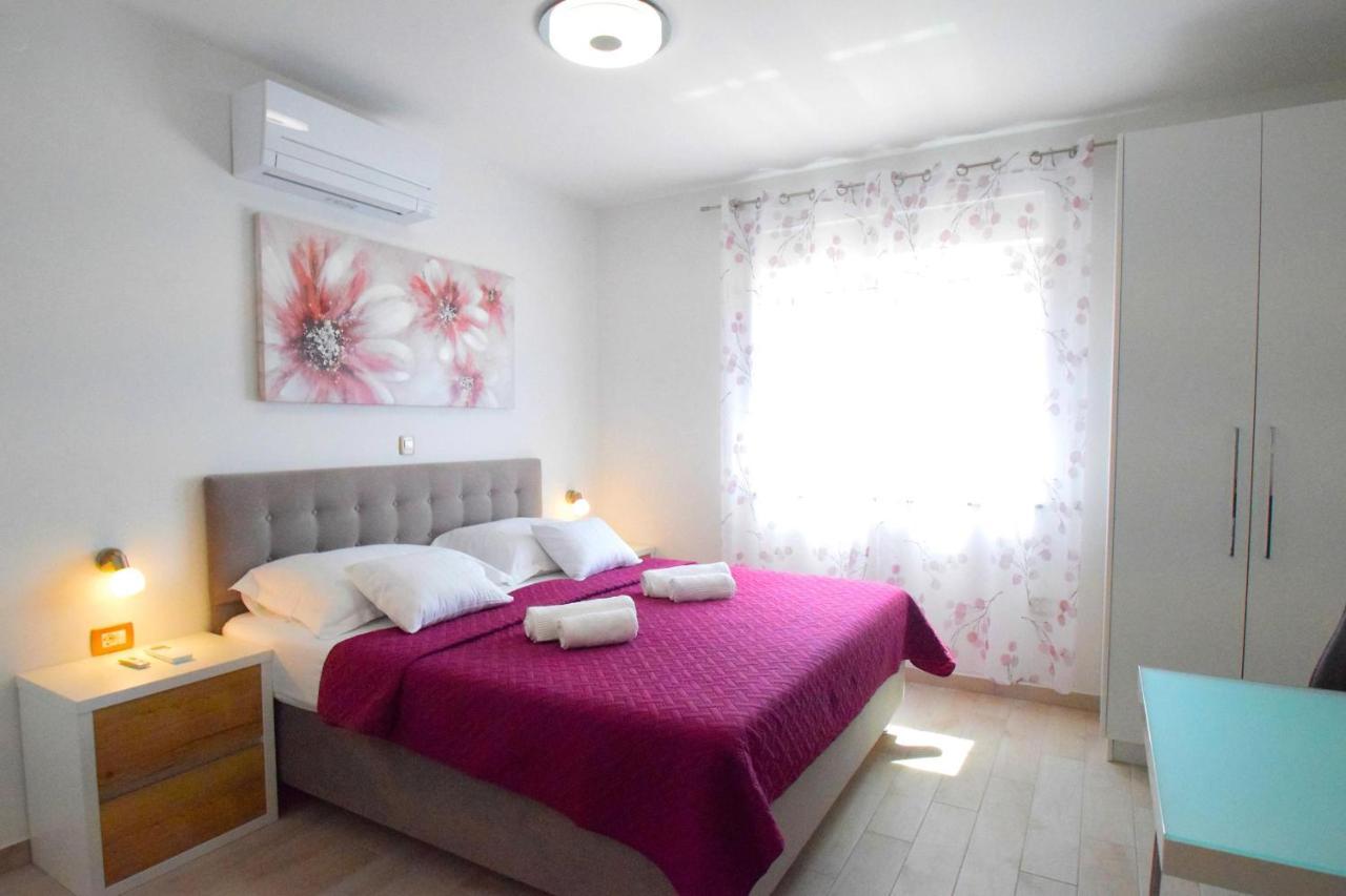 Villa Apartments Filip Starigrad Paklenica Buitenkant foto