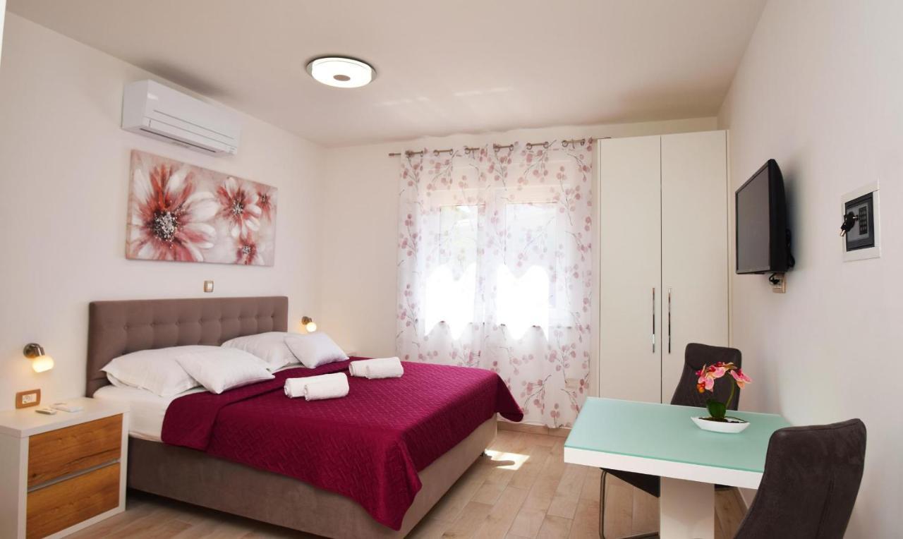 Villa Apartments Filip Starigrad Paklenica Buitenkant foto