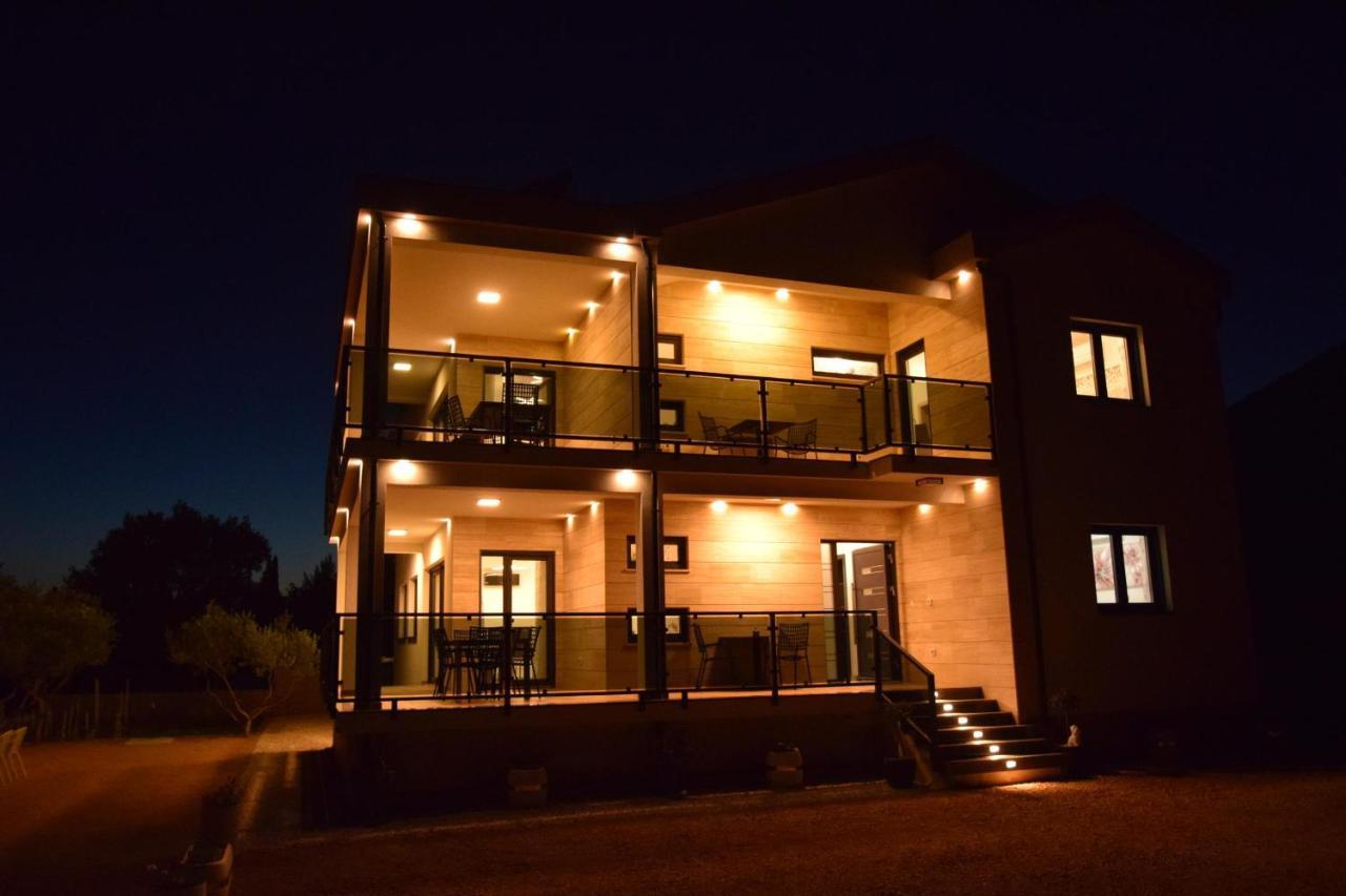 Villa Apartments Filip Starigrad Paklenica Buitenkant foto