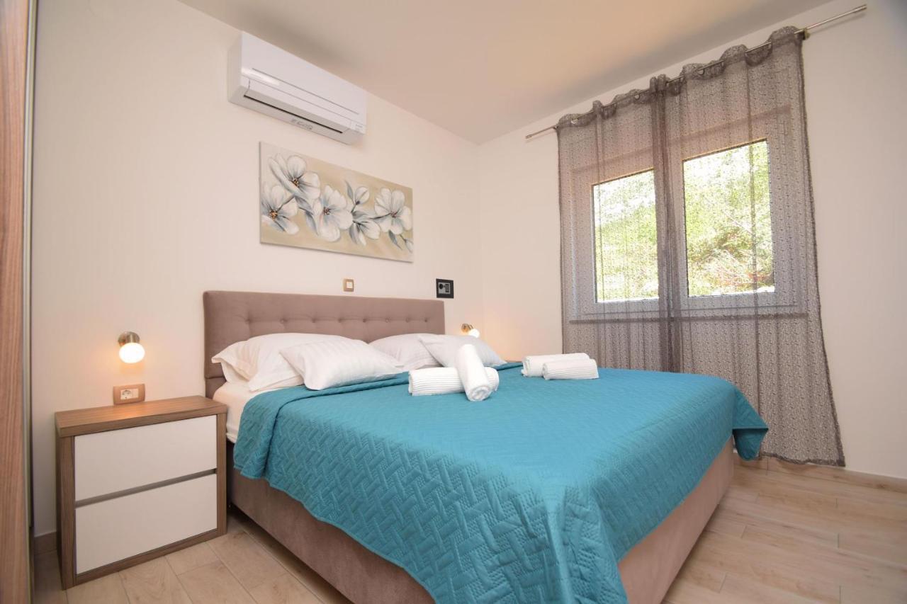 Villa Apartments Filip Starigrad Paklenica Buitenkant foto