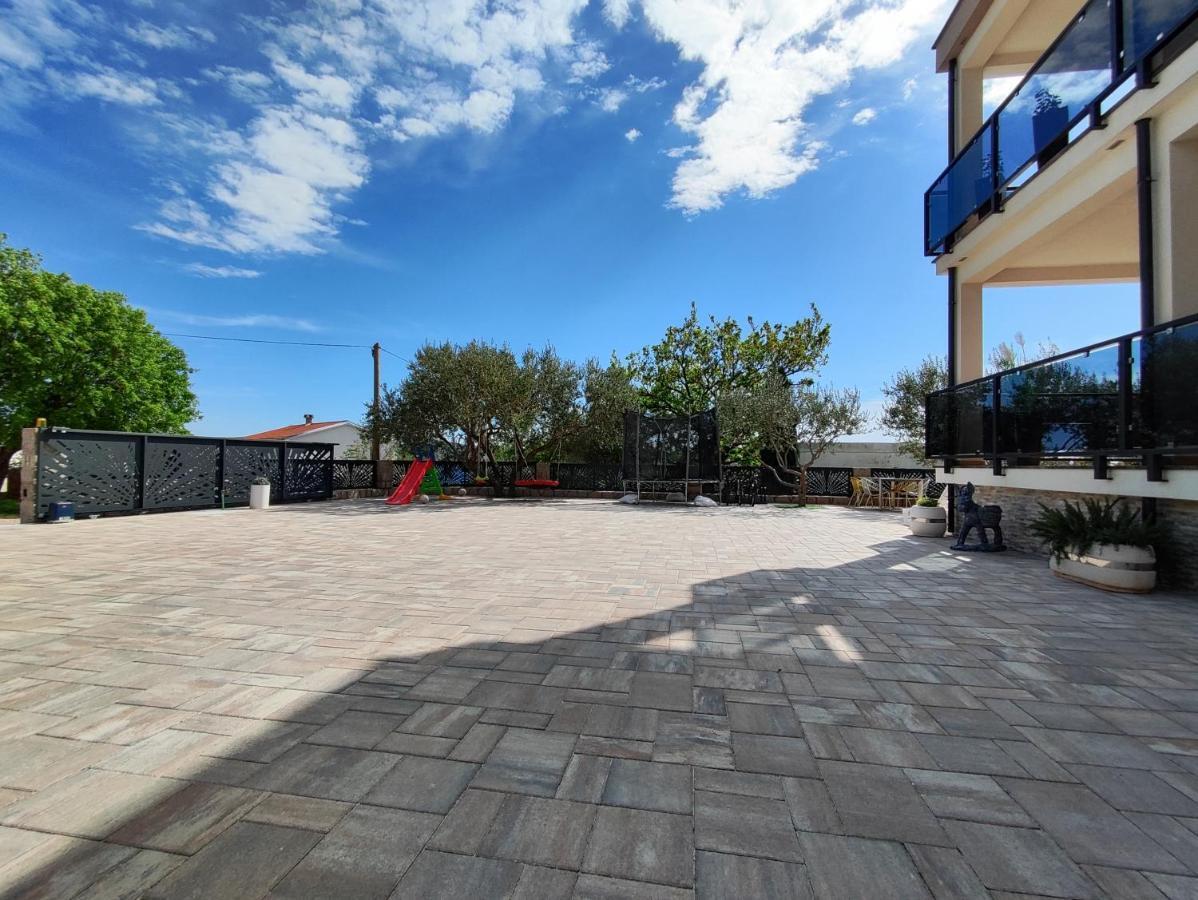 Villa Apartments Filip Starigrad Paklenica Buitenkant foto